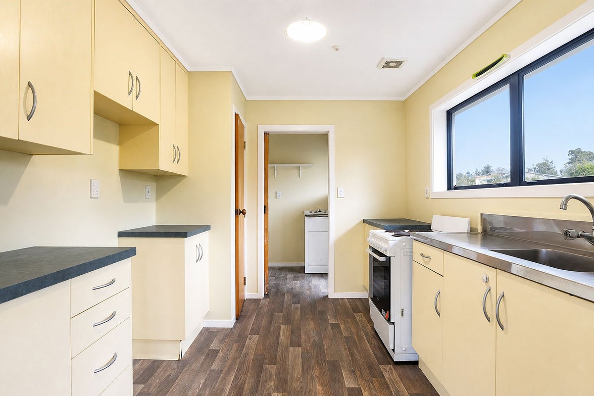 12A Lorraine Place, Glenview, Hamilton - Carousel 2