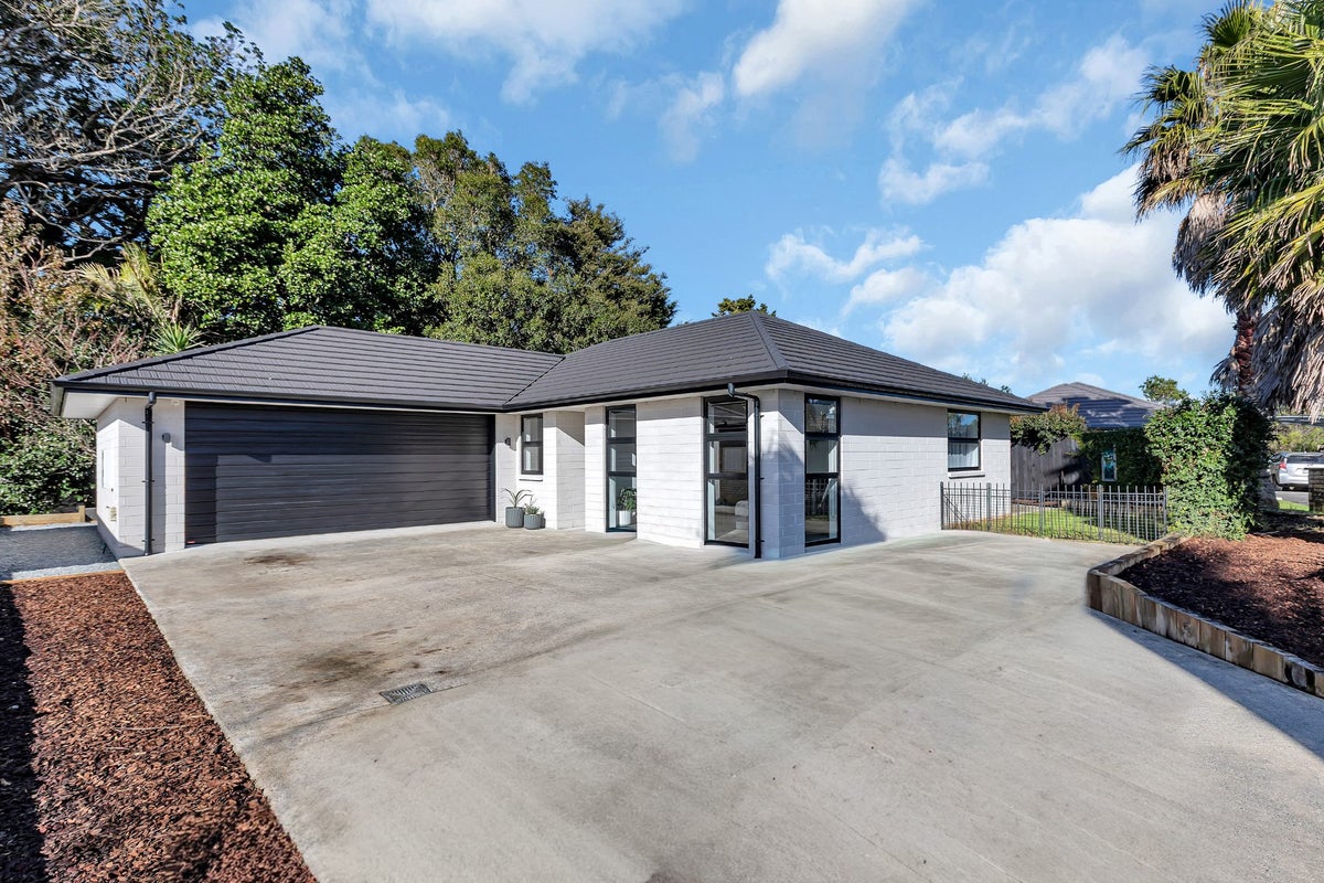 10 Lochiel Place, Kamo, Whangarei - Carousel 1