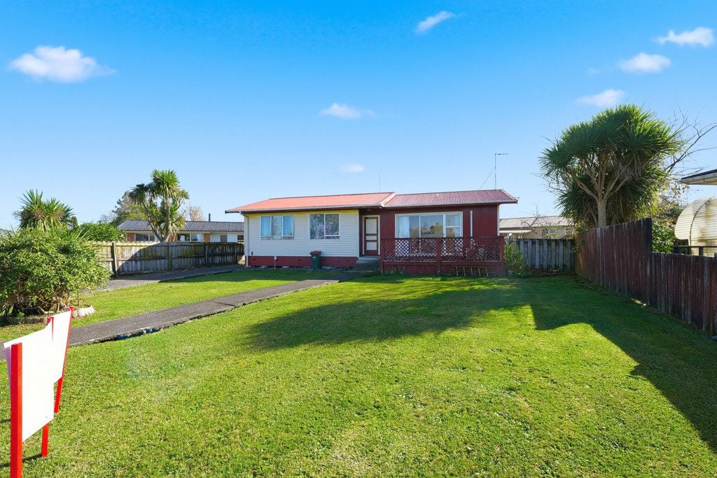 8 Marion Place, Deanwell, Hamilton - Carousel 1
