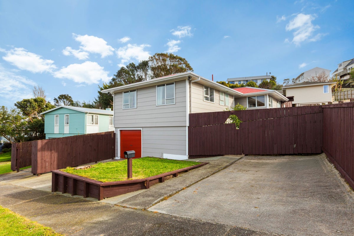 13 Sombrero View, Ascot Park, Porirua - Carousel 1