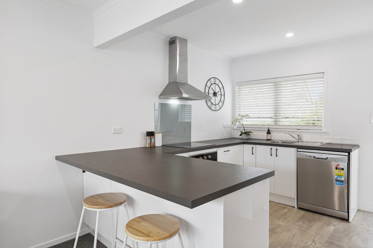2/70 Nile Road, Milford, Auckland - Carousel 2