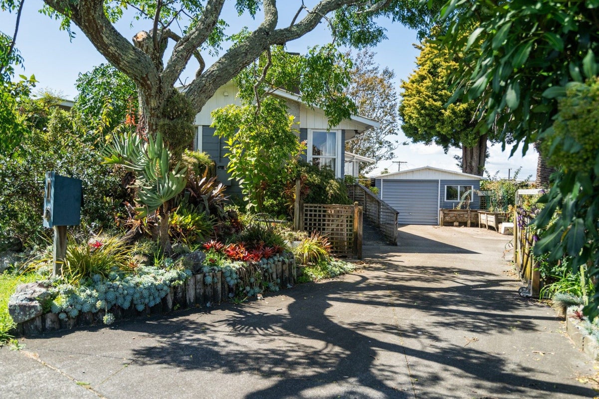 35 Woodford Avenue, Brookfield, Tauranga - Carousel 1