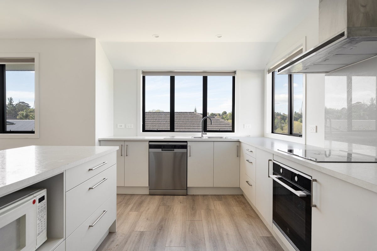 27 Fairfax Crescent, Pyes Pa, Tauranga - Carousel 2
