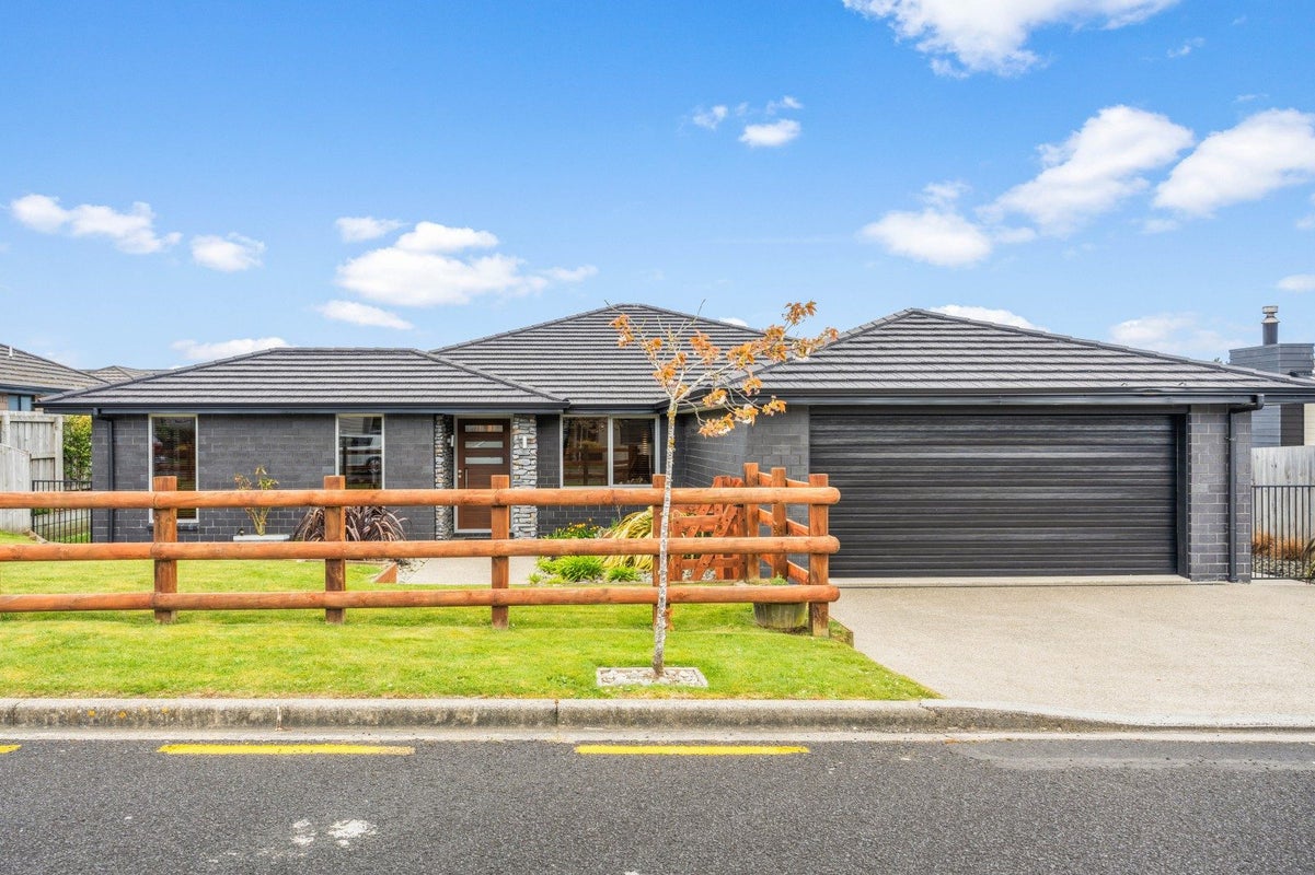 10 Hilltop Crescent, Corstorphine, Dunedin - Carousel 1