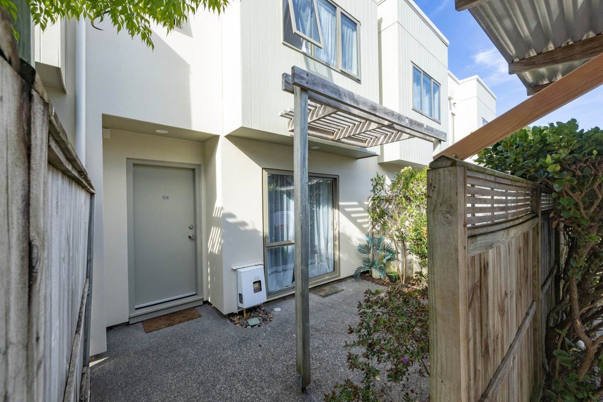 64/21 Hunters Park Drive, Three Kings, Auckland - Carousel 2