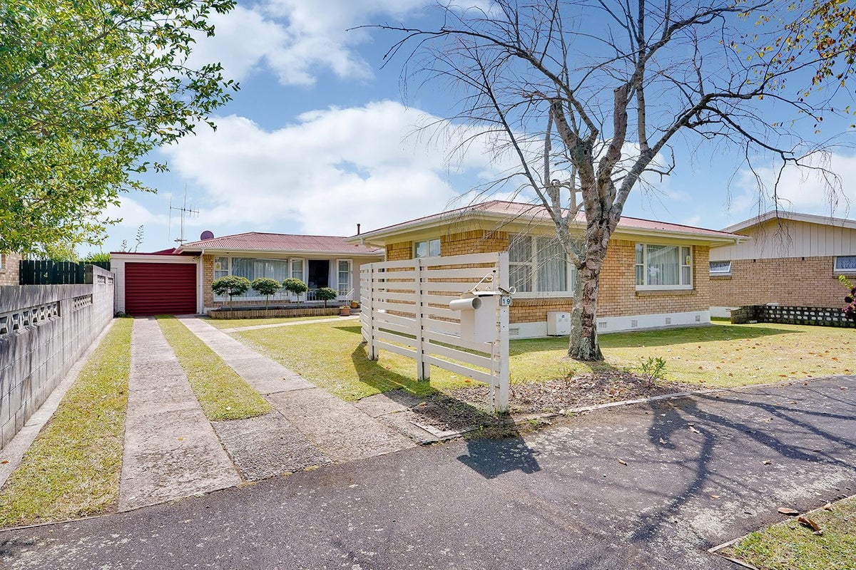 19 Scott Avenue, Hamilton East, Hamilton - Carousel 1