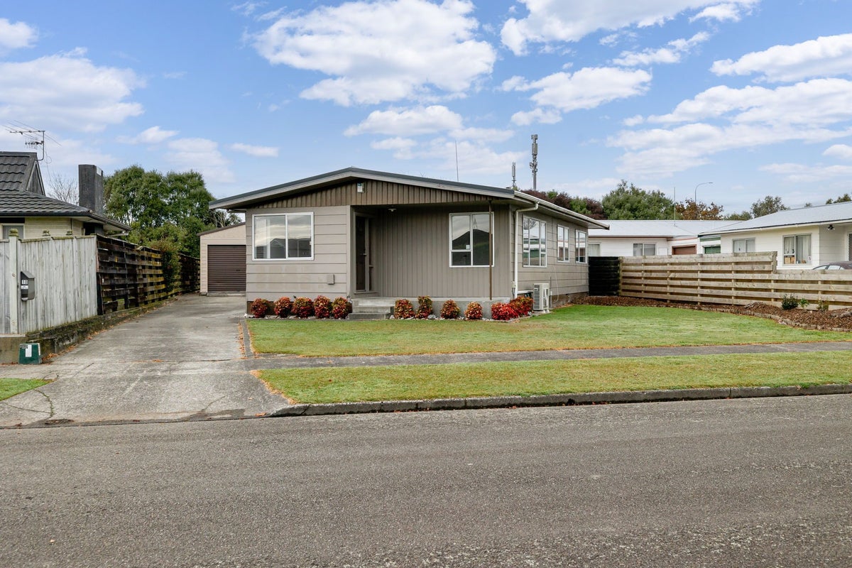10 Geraldine Crescent, Cloverlea, Palmerston North - Carousel 1