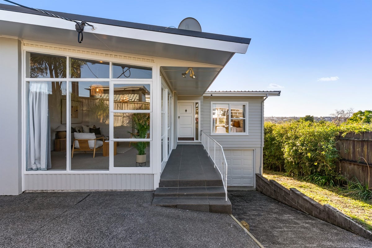 141 Ocean View Road, Hillcrest, Auckland - Carousel 1