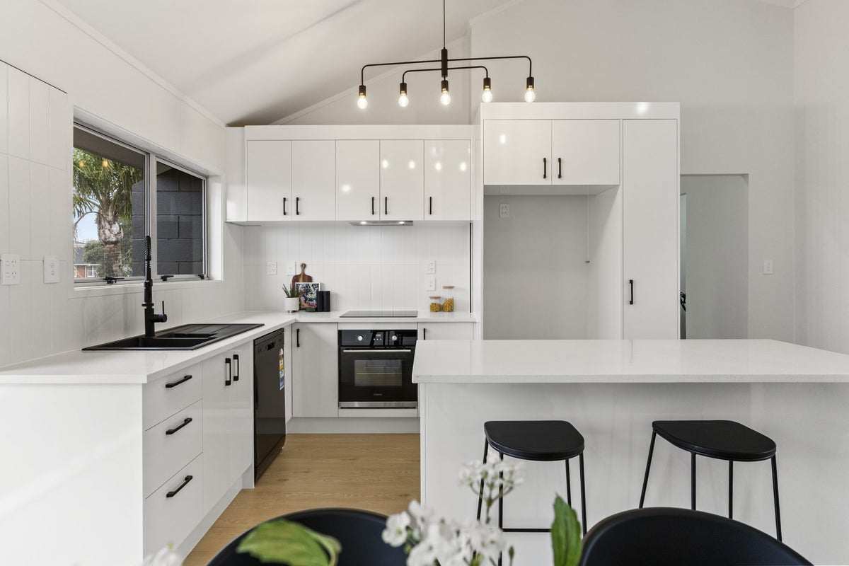 2/108 East Coast Road, Forrest Hill, Auckland - Carousel 2