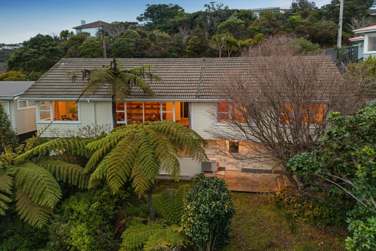 26 Collier Avenue, Karori, Wellington - Carousel 1