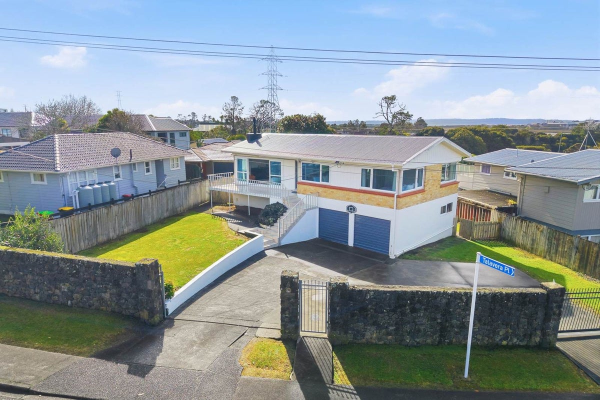 4 Meadow Crescent, Te Atatu South, Auckland - Carousel 2