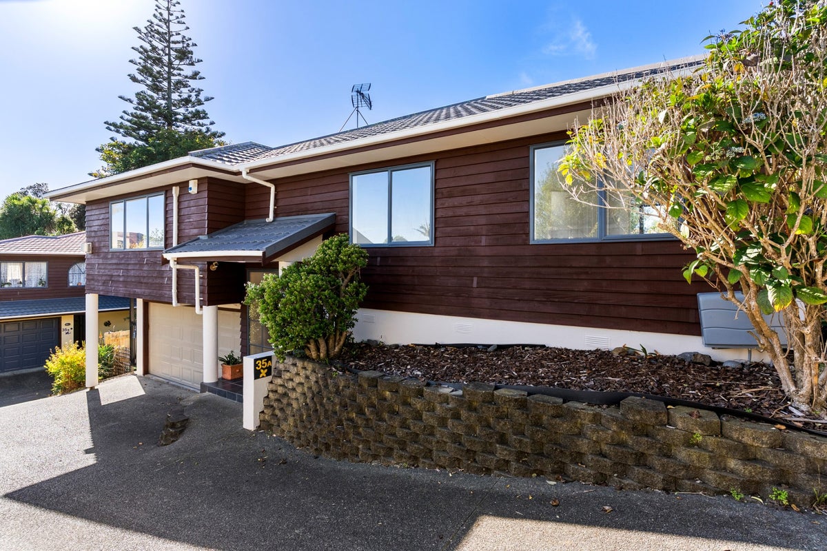 35A Baird Street, Howick, Auckland - Carousel 1