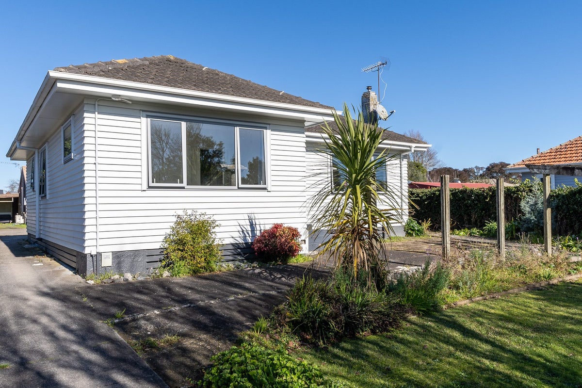 120 Clarkin Road, Fairfield, Hamilton - Carousel 1