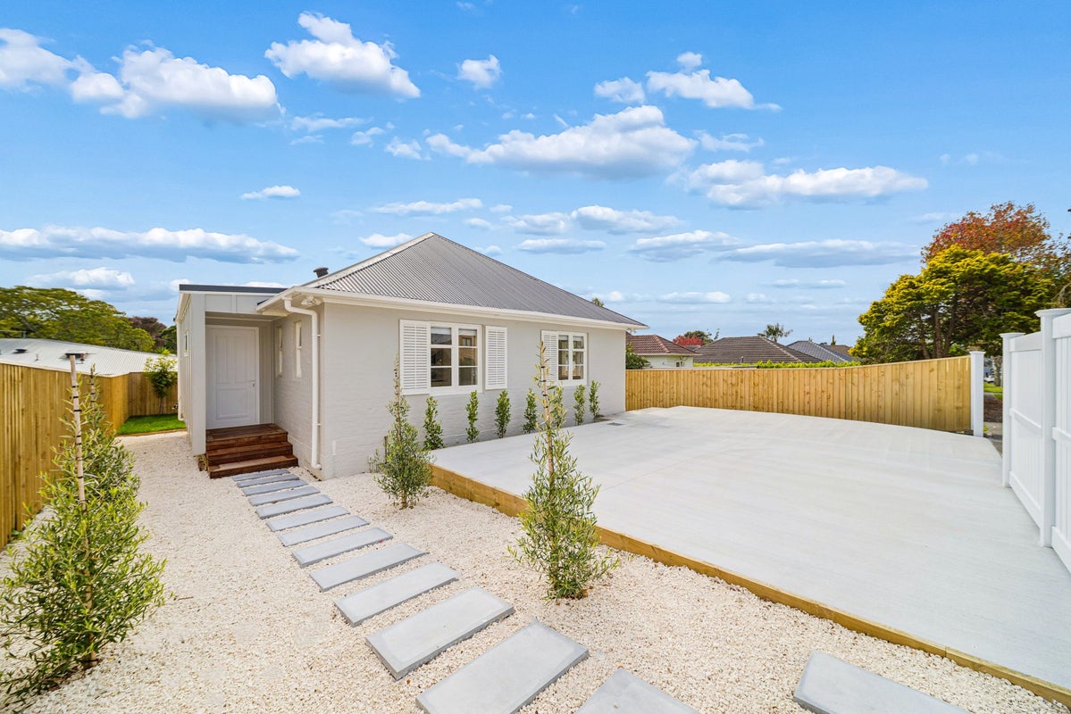 18 Tasman Avenue, Mount Albert, Auckland - Carousel 1