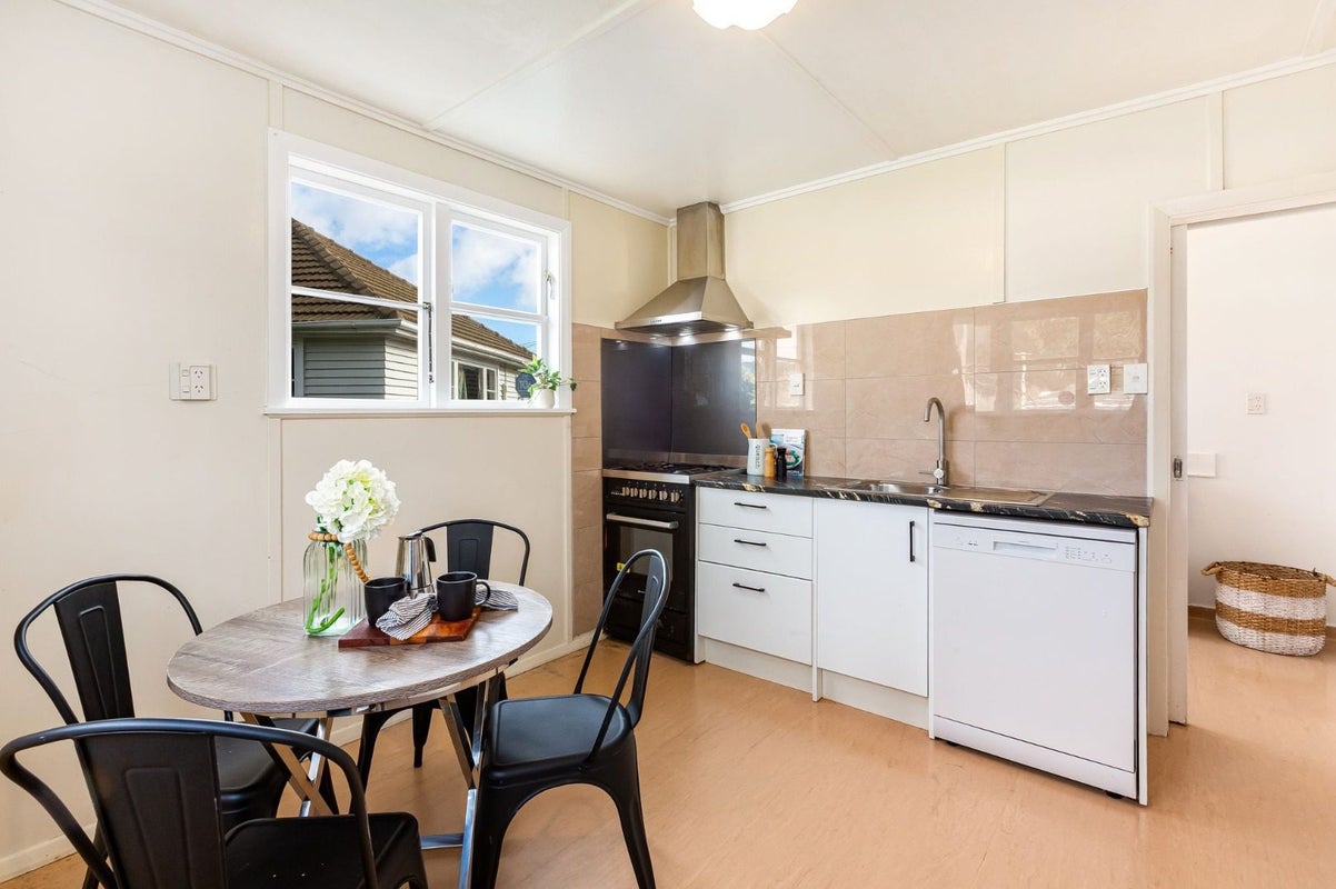 9 Atiawa Crescent, Waiwhetu, Lower Hutt - Carousel 2