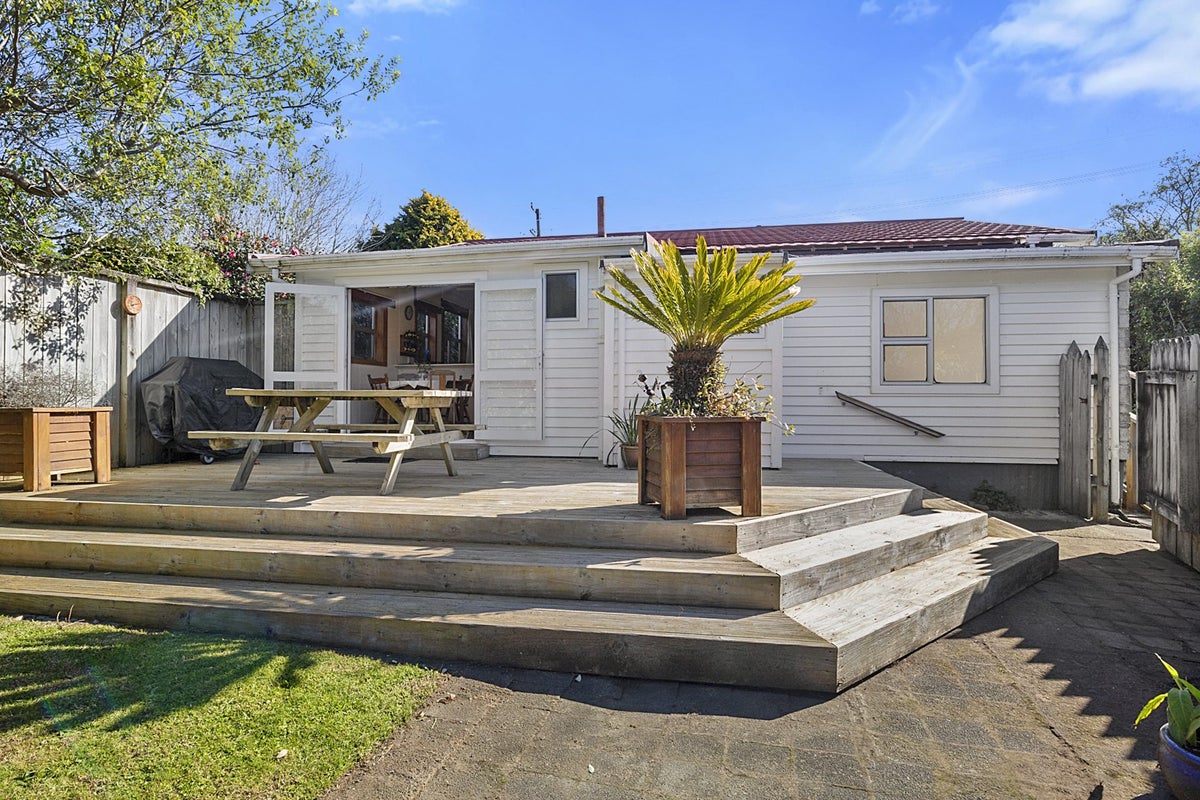 1 Queens Road, Glen Avon, New Plymouth - Carousel 1