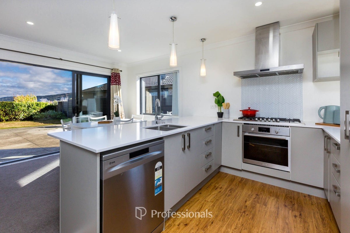 32 Filmer Crescent, Wallaceville, Upper Hutt - Carousel 2