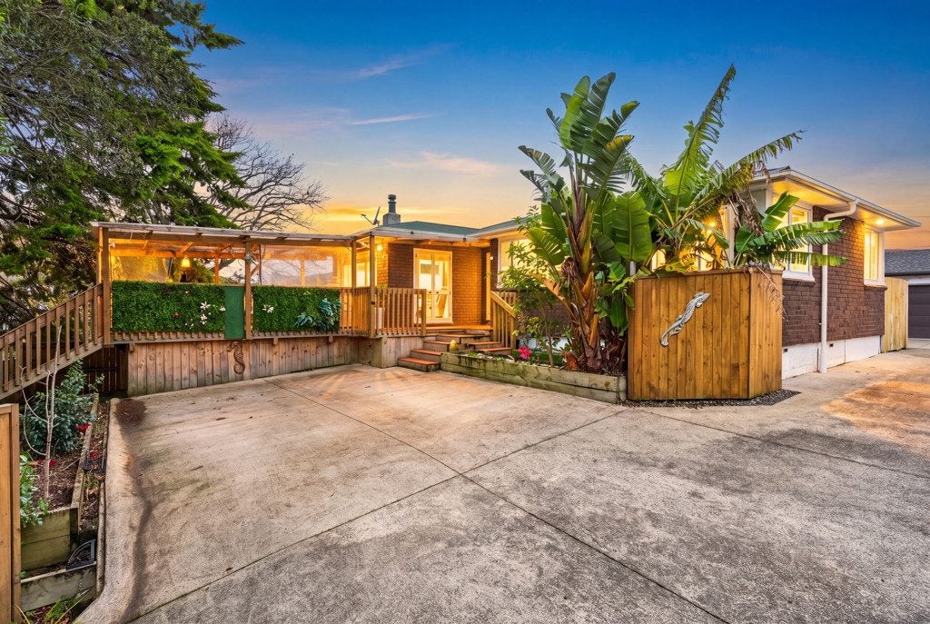209B Edmonton Road, Te Atatu South, Auckland - Carousel 1