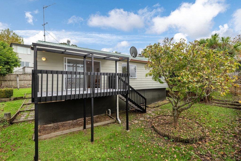 2/7 Taurus Crescent, Beach Haven, Auckland - Carousel 1