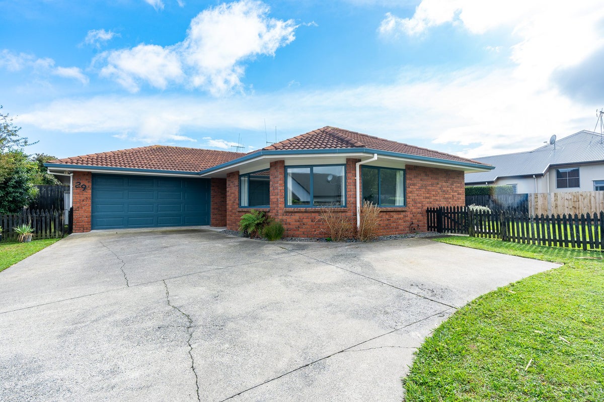 29 Somerton Drive, Huntington, Hamilton - Carousel 2