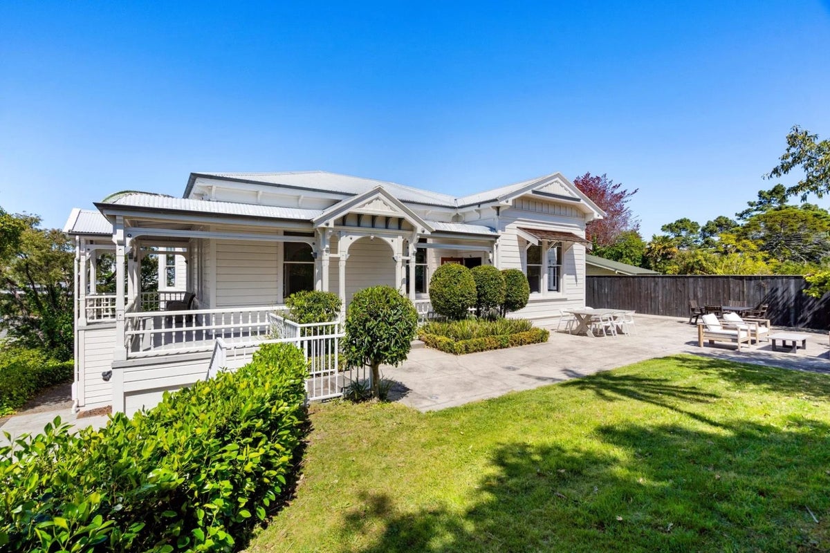 6 Thompson Road, Bluff Hill, Napier - Carousel 1