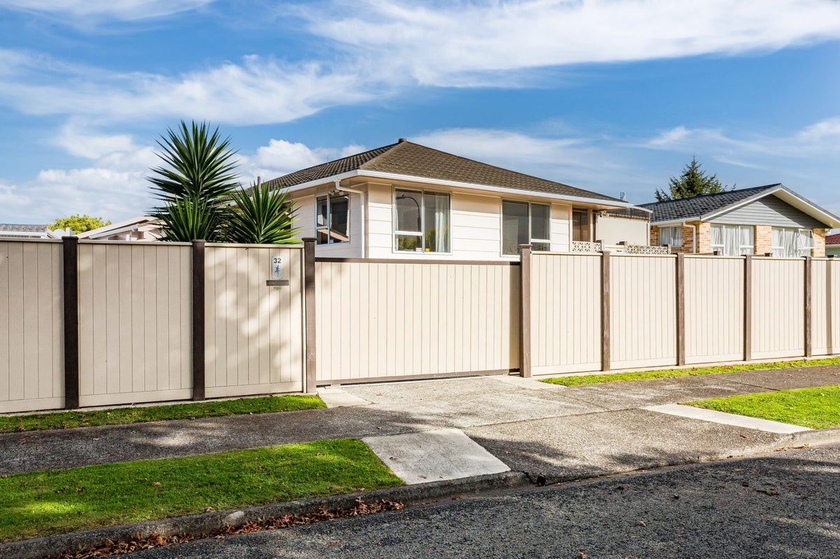 32 Brightwater Crescent, Totara Park, Upper Hutt - Carousel 1