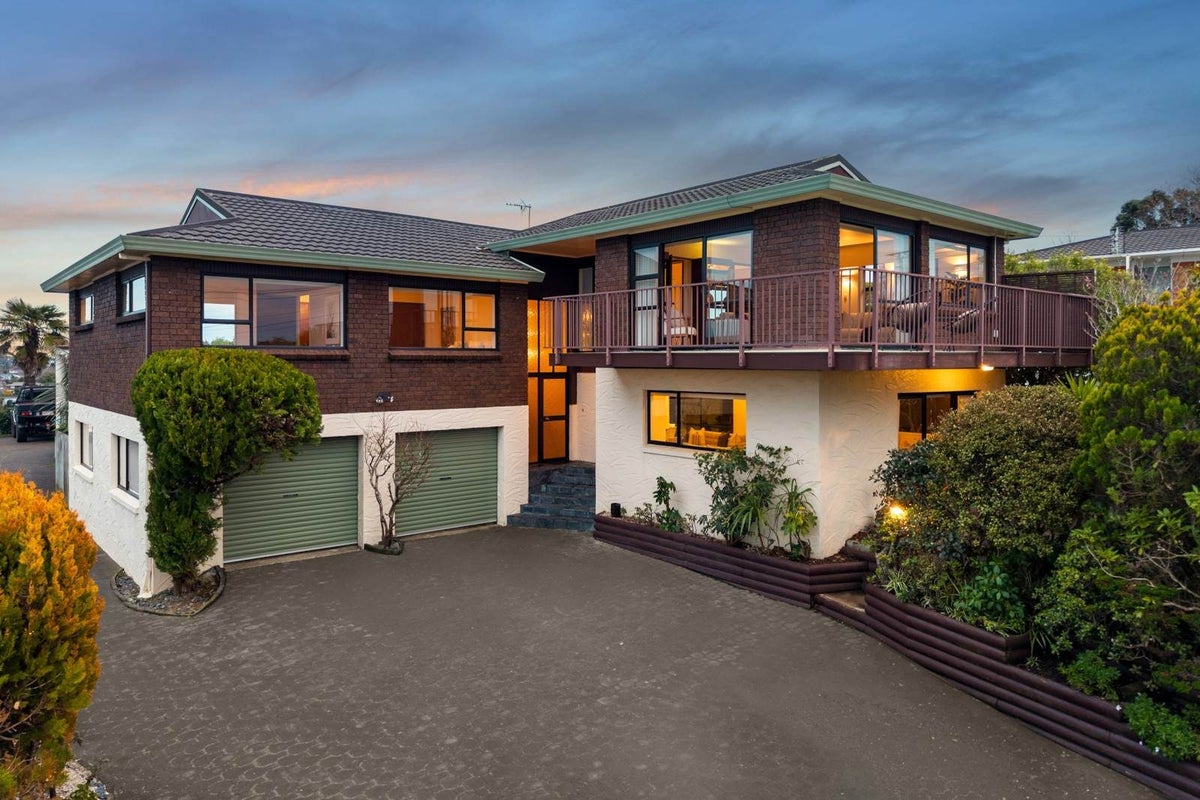 1/170 East Coast Road, Forrest Hill, Auckland - Carousel 1