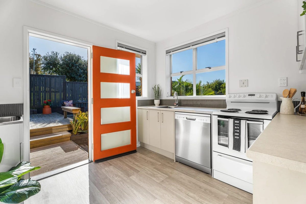 2/28 Lush Avenue, St Johns, Auckland - Carousel 2