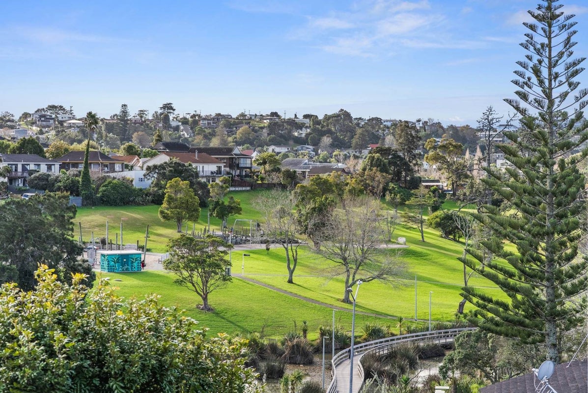 6D Oaktree Avenue, Browns Bay, Auckland - Carousel 2