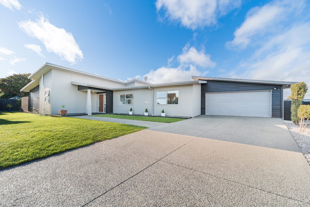 26 Chestnut Close, Kelvin Grove, Palmerston North - Carousel 2