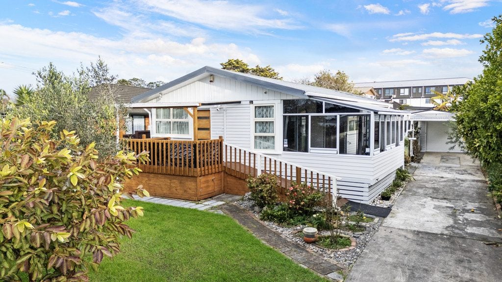 44 Longburn Road, Henderson, Auckland - Carousel 1