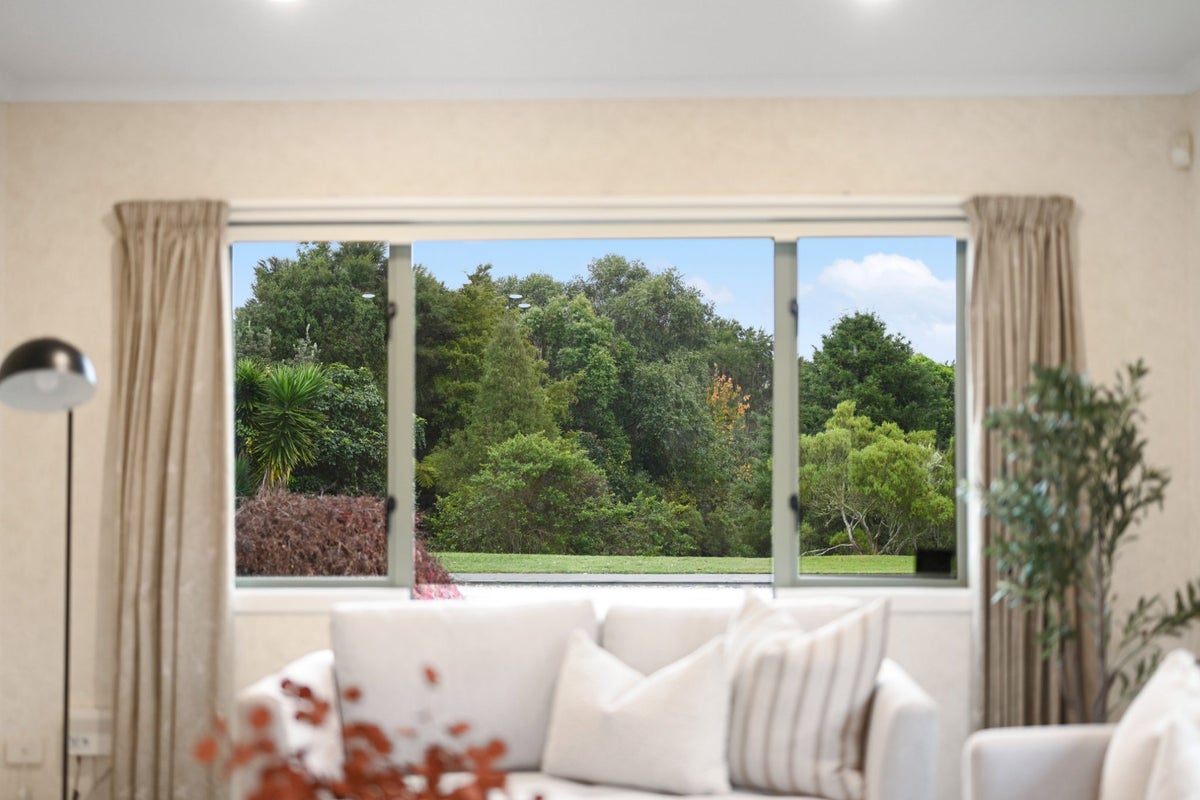 35 Saint James Drive, Huntington, Hamilton - Carousel 2