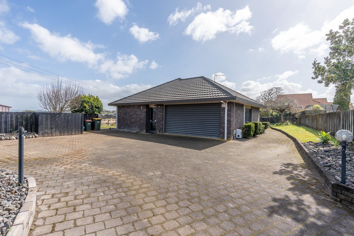 12 Sunny Dale, Western Heights, Hamilton - Carousel 1
