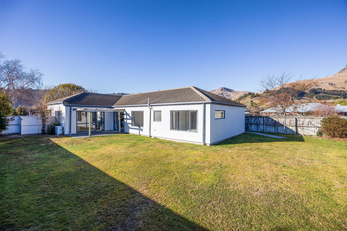 2 Wendy Place, Heathcote Valley, Christchurch - Carousel 13