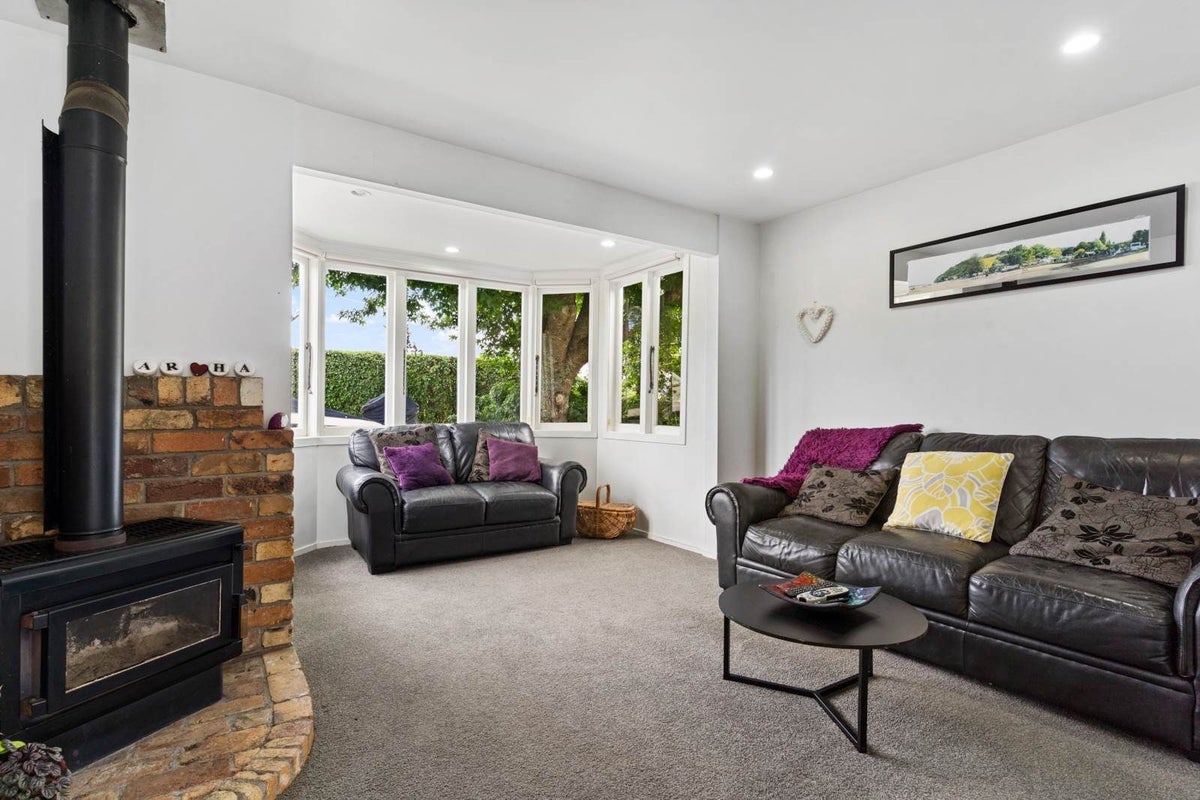 8 Lookout Drive, Laingholm, Auckland - Carousel 2
