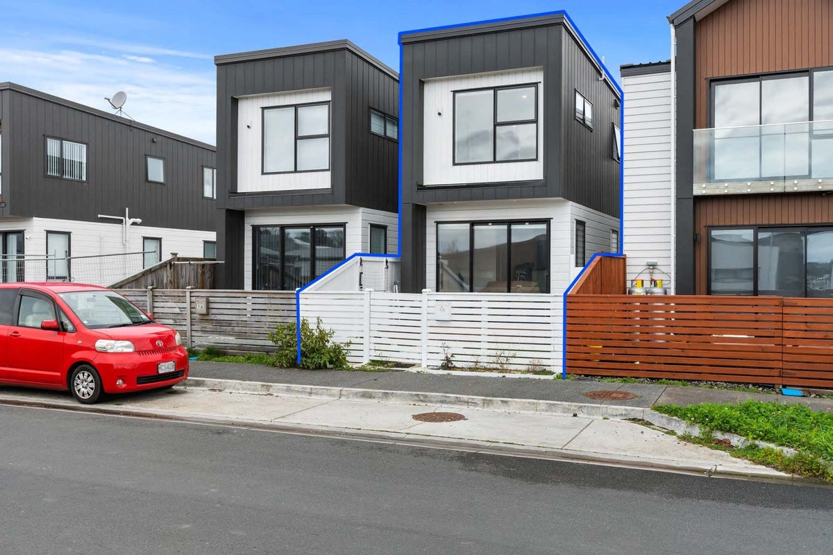 18 Parahau Road, Ardmore, Auckland - Carousel 1