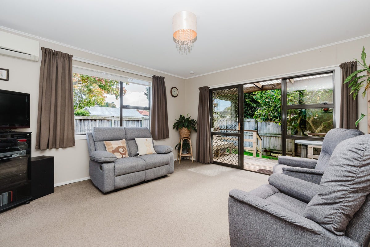 10 Lafferty Street, Maeroa, Hamilton - Carousel 2