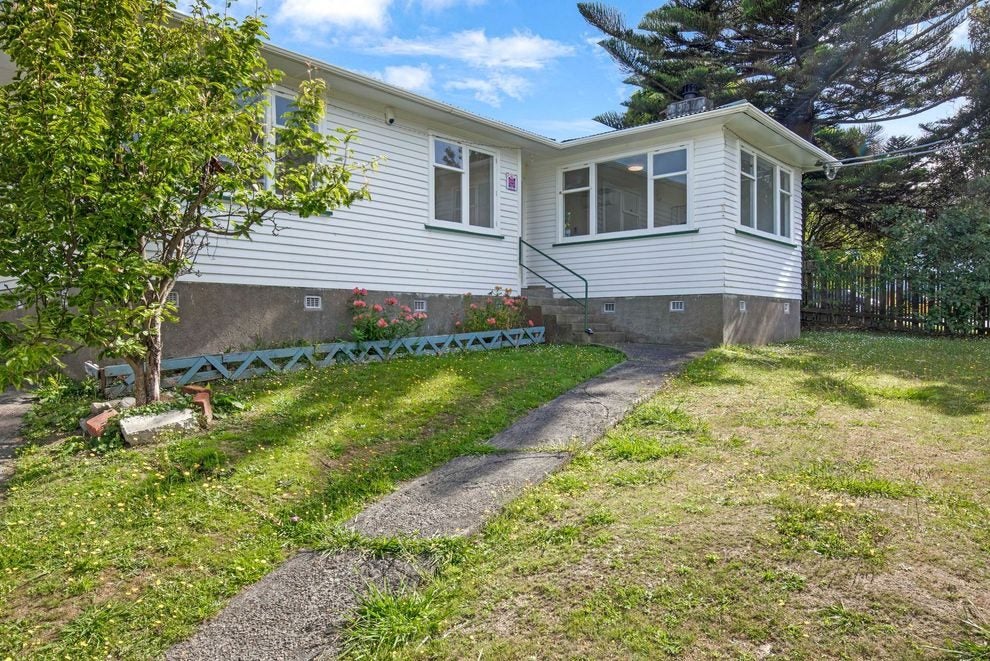 6 Hampshire Street, Cannons Creek, Porirua - Carousel 1