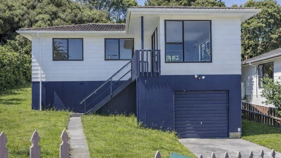 16 Penguin Grove, Waitangirua, Porirua - Carousel 1