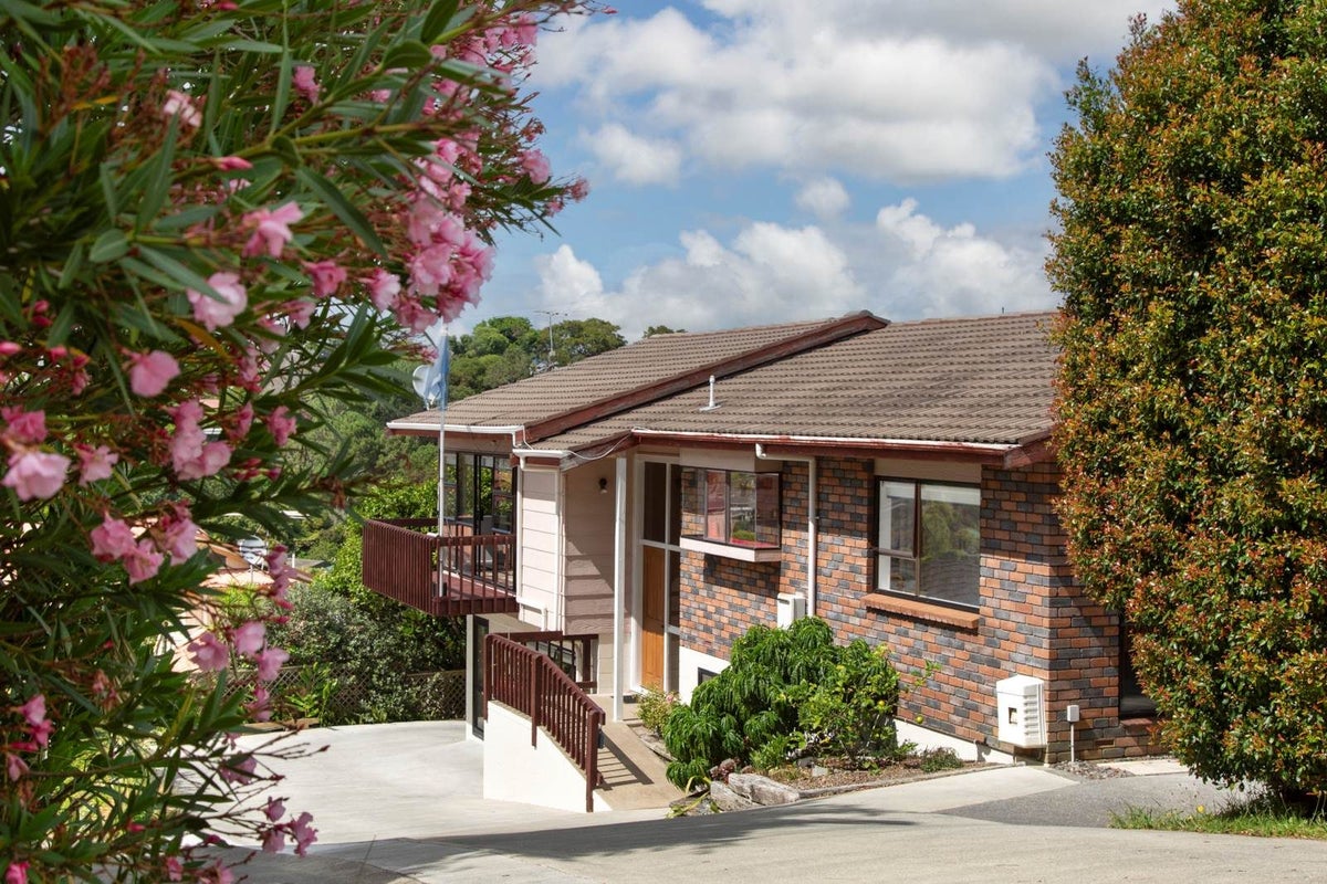 21 Barker Rise, Northcross, Auckland - Carousel 2