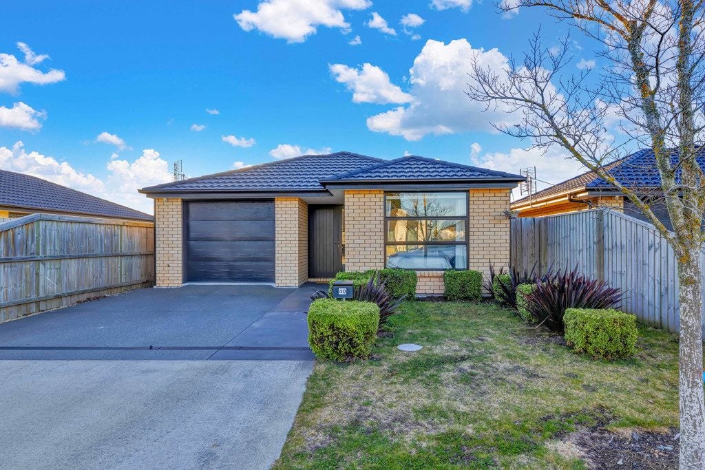 40 Tara Crescent, Woodend, Woodend - Carousel 1