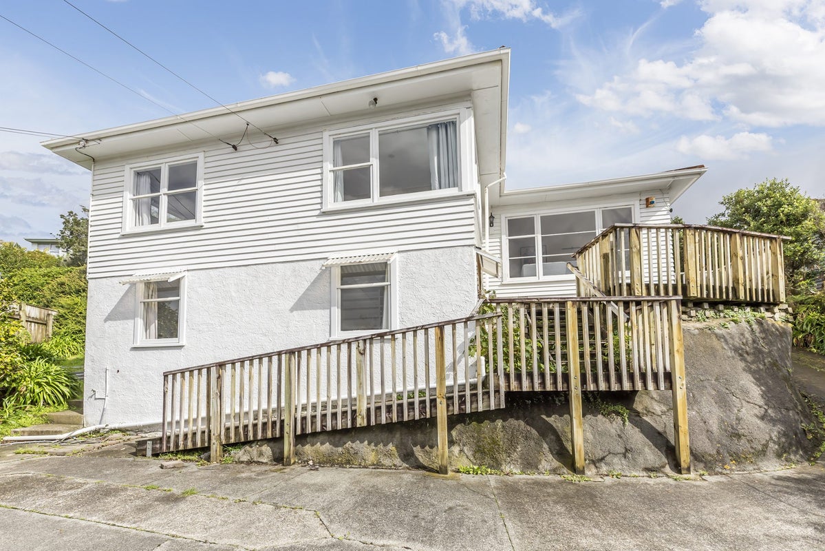9 Victory Crescent, Tawa, Wellington - Carousel 1