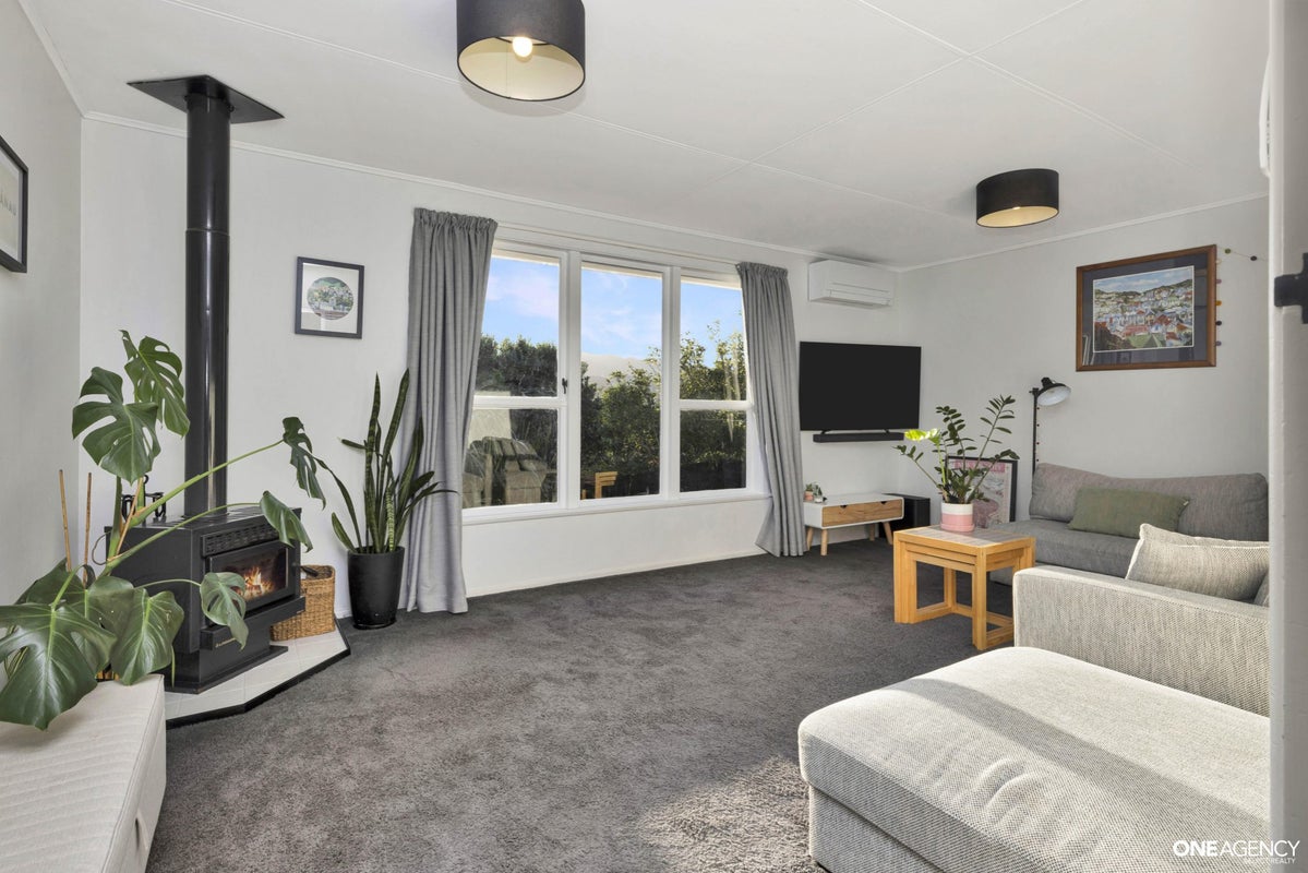 22 Bartlett Grove, Tawa, Wellington - Carousel 2