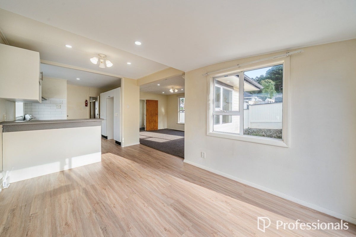 1 Wakefield Terrace, Tawa, Wellington - Carousel 2