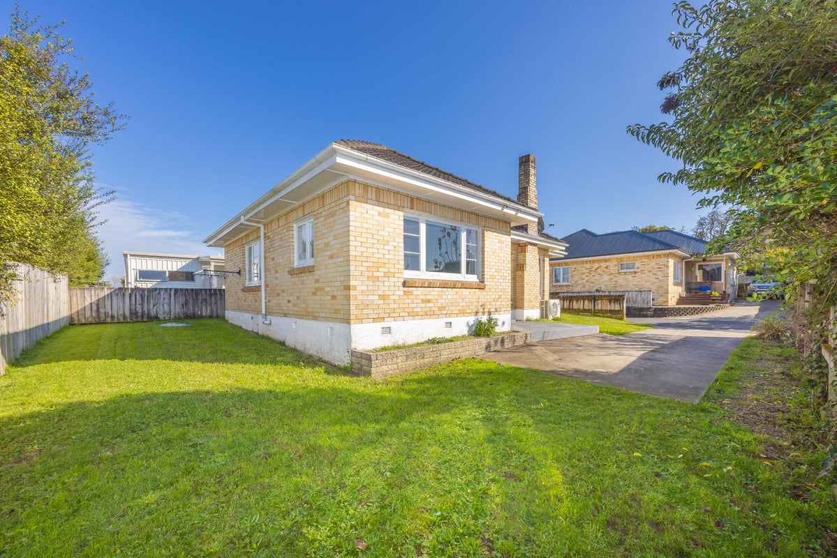 15 Carey Street, Maeroa, Hamilton - Carousel 2