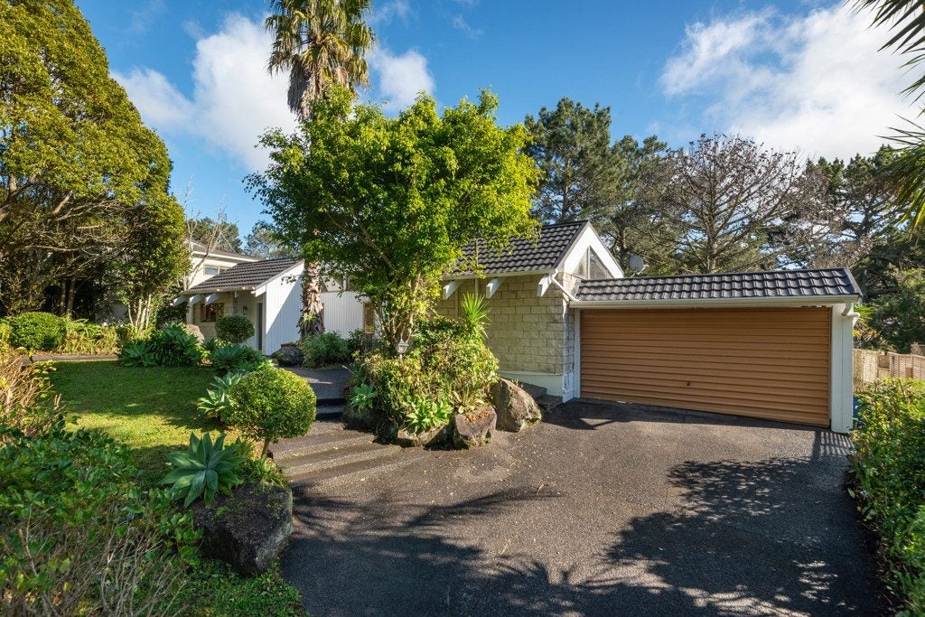 9 Saddleback Rise, Murrays Bay, Auckland - Carousel 1