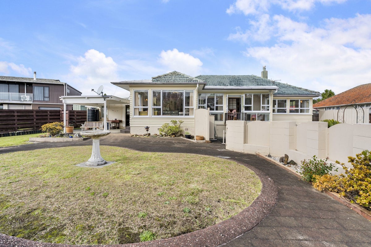 12 Howlett Street, Waterview, Auckland - Carousel 1