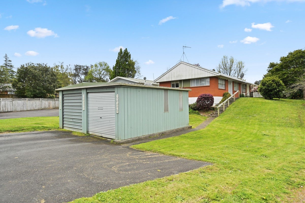 13B Lorraine Place, Glenview, Hamilton - Carousel 13