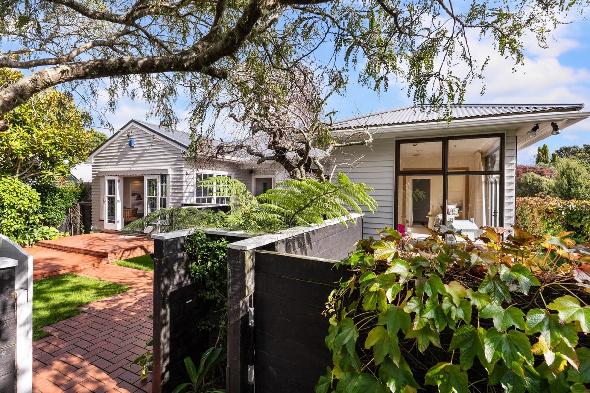 46 Duthie Street, Karori, Wellington - Carousel 1