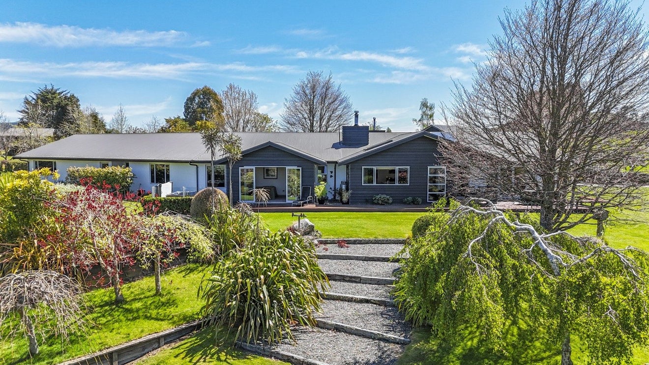 15 Loch Views Road, Acacia Bay, Taupo - Carousel 1